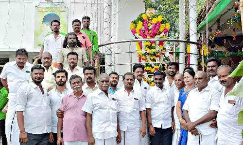 வ.உ.சி. சிலைக்கு அரசியல் கட்சியினர் மாலை அணிவித்து மரியாதை