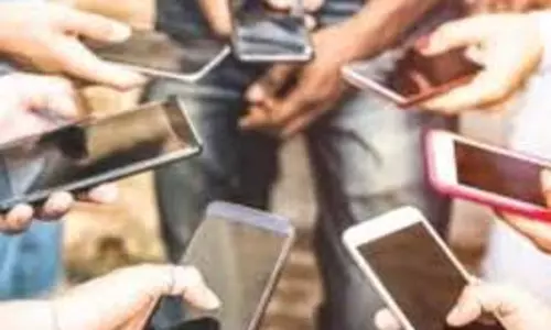 மாணவ,மாணவிகள் செல்போனை தவிர்க்க வேண்டும் - அமைச்சர் மெய்யநாதன்