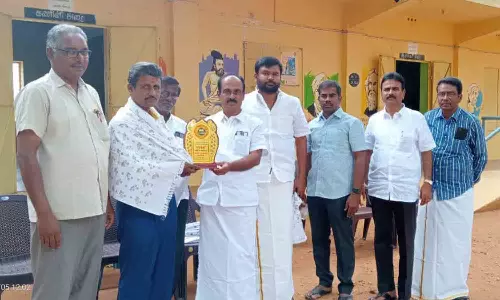 வெள்ளகோவிலில் 100 சதவீத தேர்ச்சி பெற்ற அரசு பள்ளிகளுக்கு பாராட்டு