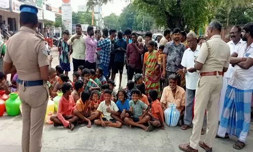 தாரமங்கலம் பகுதியில் குடிநீர் கேட்டு காலி குடங்களுடன் பொதுமக்கள் சாலை மறியல்