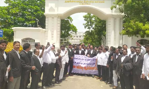 கோர்ட்டு முன்பு வக்கீல்கள் ஆர்ப்பாட்டம்