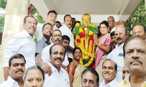 தூத்துக்குடியில்  வ.உ.சிதம்பரனார் சிலைக்கு அமைச்சர் கீதாஜீவன் மாலை அணிவிப்பு