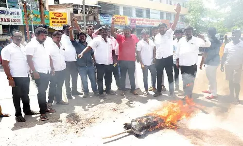 தூத்துக்குடியில் அமைச்சர் உதயநிதி ஸ்டாலினுக்கு மிரட்டல் விடுத்த சாமியார் கொடும்பாவி எரிப்பு