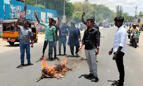 சாமியாரின் உருவபொம்மையை எரித்து திராவிட தமிழர் கட்சியினர் போராட்டம்: நெல்லையில் பரபரப்பு