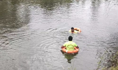 வாய்க்காலில் அடித்து செல்லப்பட்ட பெண்ணை 2-வது நாளாக தேடும் பணி தீவிரம்