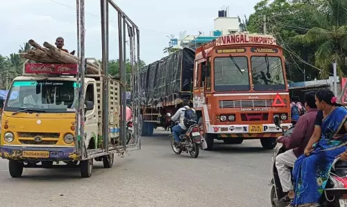 பாலக்கோடு நகர பகுதியில் சாலையின் நடுவே  பேரிகார்டு அமைக்கபடாததால் விபத்துகள் அதிகரிப்பு
