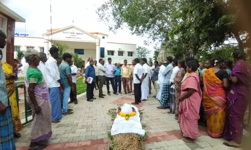 பாடை கட்டி பொதுமக்கள் நூதன போராட்டம்