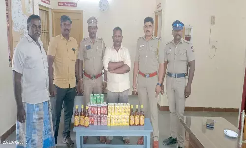 கர்நாடகா மாநில மது பாக்கெட்டுகள் விற்றவர் கைது