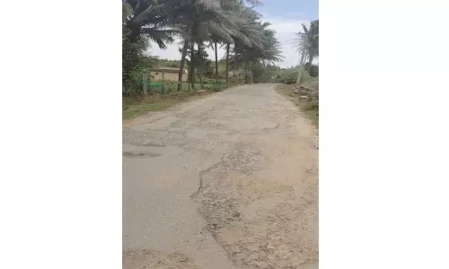 போதிய  சாலை வசதியில்லாததால் பள்ளி  மாணவிகள் அவதி