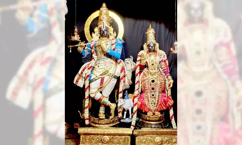 ஸ்ரீ பாண்டுரங்கருக்கு நீலமேக கண்ண வேணுகோபாலன் அலங்காரம்