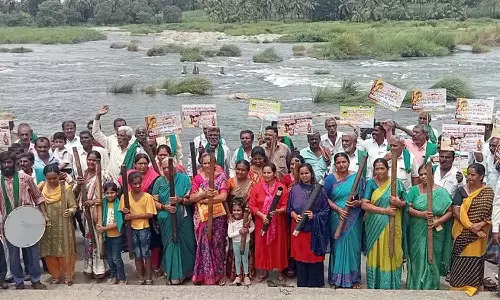 காவிரியில் தமிழகத்திற்கு தண்ணீர் திறக்க எதிர்ப்பு: மண்டியாவில் 8-வது நாளாக தொடரும் போராட்டம்