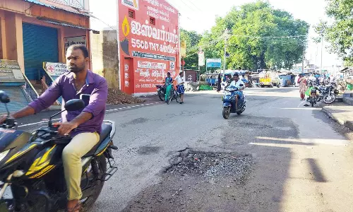 கடத்தூரில்  ஆபத்தான பள்ளத்தால் அவதிப்படும் வாகன ஓட்டிகள்