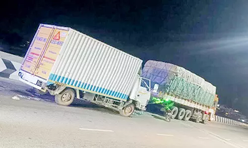 வேலூர் சேண்பாக்கம் ரெயில்வே மேம்பாலத்தில் லாரிகள் மோதி விபத்து