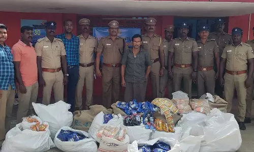 மீஞ்சூர் அருகே  குட்கா பதுக்கி விற்பனை செய்தவர் கைது