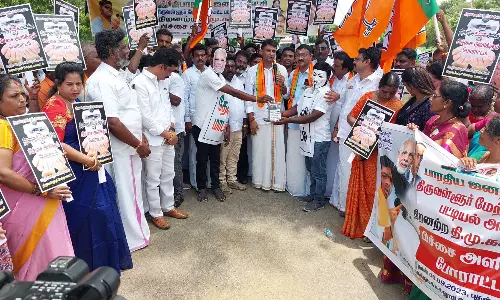 தமிழக அரசைக் கண்டித்து பா.ஜ.க சார்பில் பிச்சை அளிக்கும் போராட்டம்