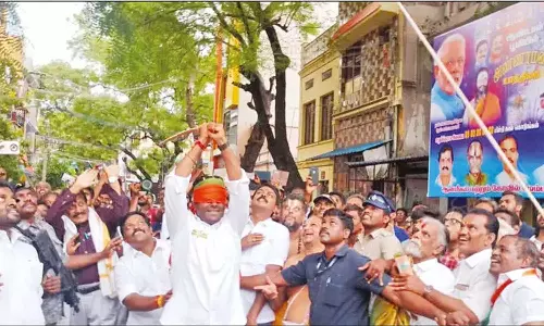 கிருஷ்ண ஜெயந்தி விழா - ஸ்ரீவில்லிபுத்தூரில் கண்களை கட்டிக்கொண்டு உறியடித்த அண்ணாமலை