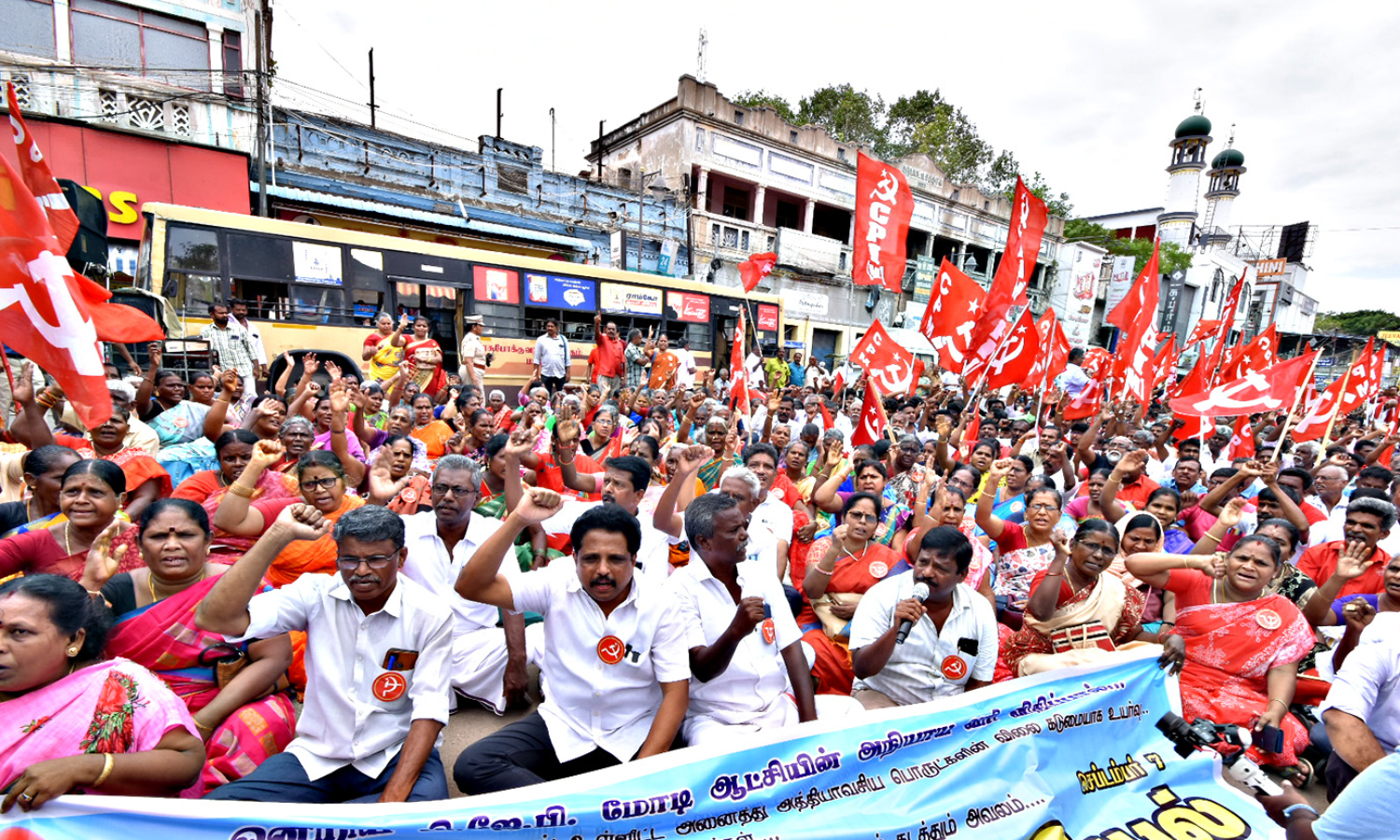 மார்க்சிஸ்ட் கம்யூனிஸ்டு கட்சியினர் ரெயில் நிலையத்தை முற்றுகையிட்டு  போராட்டம் | Madurai News The Marxist Communist Party besieged the railway  station and protested