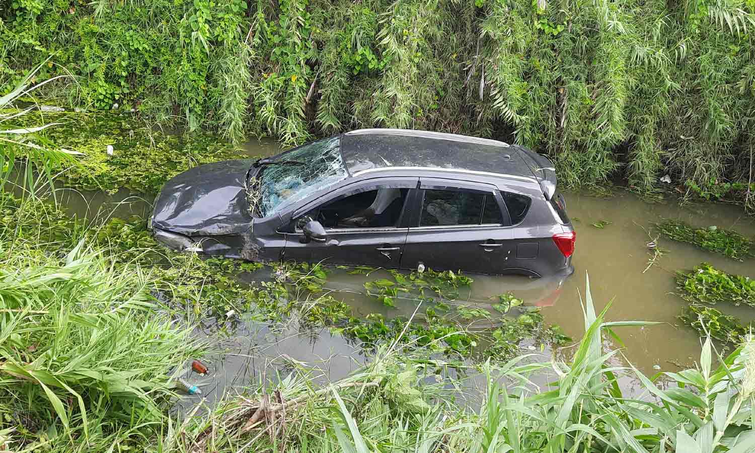 கட்டுப்பாட்டை இழந்து வாய்க்காலில் பாய்ந்த கார்- என்.எல்.சி. என்ஜினியர் மனைவியுடன் தப்பினார்