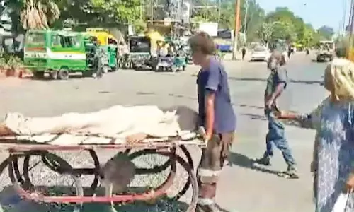 உத்தரபிரதேசத்தில் வாகனம் கிடைக்காததால் இறந்த மகனின் உடலை தள்ளுவண்டியில் ஏற்றி சென்ற பெண்