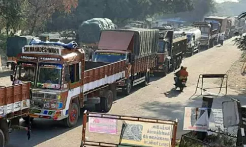 விபத்தில் 6 பேர் பலியான சம்பவம் எதிரொலி: தேசிய நெடுஞ்சாலையில் நிறுத்திய 40 கனரக வாகனங்களுக்கு அபராதம்