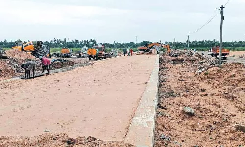 வாலாஜாபாத்-அவளூர் தரைப்பாலம் சீரமைக்கும் பணிகள் தீவிரம்