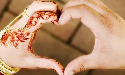 எதிர்ப்பை மீறி காதல் திருமணம்: மருமகனை விருந்துக்கு அழைத்து சென்று காரில் இருந்து தள்ளிவிட்ட மாமனார்