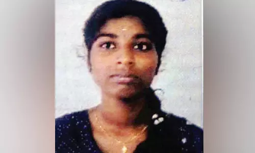 இரணியல் அருகே செல்போனில் பேசியபடி சென்றதால் ரெயிலில் அடிப்பட்டு நர்சு பலி