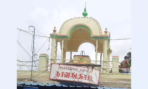 மார்க்கெட் வளாகத்தில் இருந்த மகாத்மா காந்தி சிலை திருட்டு