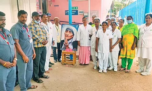 அன்னை தெரசா நினைவு நாளை ஒட்டி கண் தானம் குறித்த விழிப்புணர்வு பேரணி