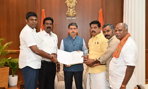 சனாதன விவகாரம்: உதயநிதி, சேகர் பாபுவை பதவியில் இருந்து நீக்கக்கோரி ஆளுநரிடம் பா.ஜ.க. மனு