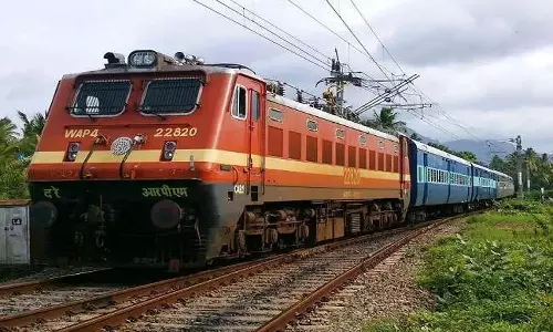 அபாய சங்கிலியை பிடித்து இழுத்து திப்ரூகர் ரெயிலை நிறுத்திய பயணிகள்