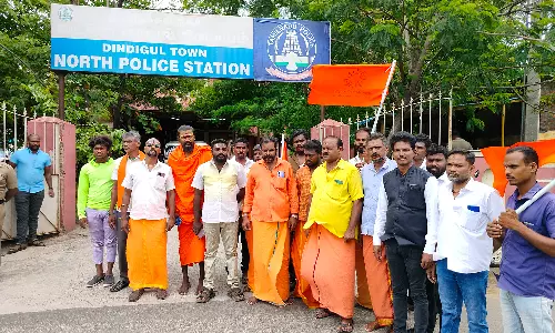 இந்து அமைப்பினர் கைது போலீஸ் நிலையத்தை முற்றுகையிட்டு போராட்டம்