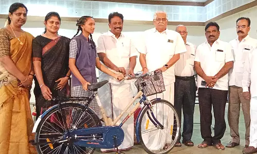 பள்ளி மாணவர்களுக்கு இலவச சைக்கிள்கள்