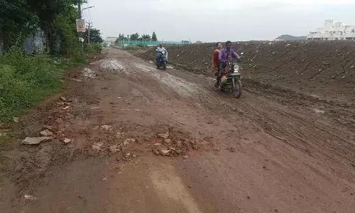 8 ஆண்டாக சாலை அமைக்காததால் மண் பாதையாக மாறியது: பொதுமக்கள்-வாகன ஓட்டிகள் அவதி