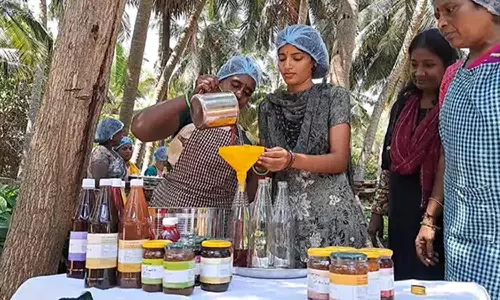 எந்திரங்கள் இல்லாமல் பாரம்பரிய  உணவு வகைகளை கைகளால் தயாரிக்கும் பெண்கள்