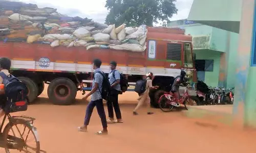 ஆலங்குளத்தில் அரசு பள்ளி முன்பு மாதக்கணக்கில் நிறுத்தப்பட்டிருக்கும் கழிவு லாரி - துர்நாற்றம் வீசுவதால் மாணவர்கள் அவதி