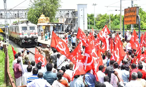 கடலூர் திருப்பாதிரிப்புலியூரில்  மார்க்சிஸ்டு கம்யூனிஸ்டு  கட்சியினர் ரெயில் மறியல் போராட்டம்:  40 பெண்கள் உட்பட 200 பேர் கைது