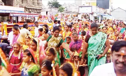 தென்காசி  கிருஷ்ண ஜெயந்தி விழாவில் சிறுவர்கள் ஊர்வலம்