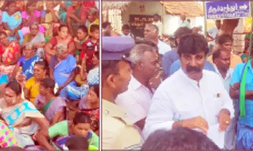 ராதாபுரம் அருகே குடிநீர் கேட்டு காலிக்குடங்களுடன் சாலை மறியல் செய்த பெண்கள்-  பேச்சுவார்த்தையில் உடன்பாடு