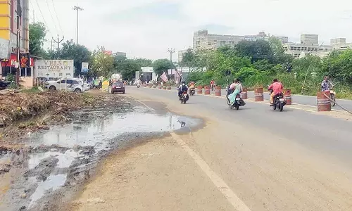 சாலையில் தேங்கிய கழிவு நீரால் பொதுமக்கள் அவதி
