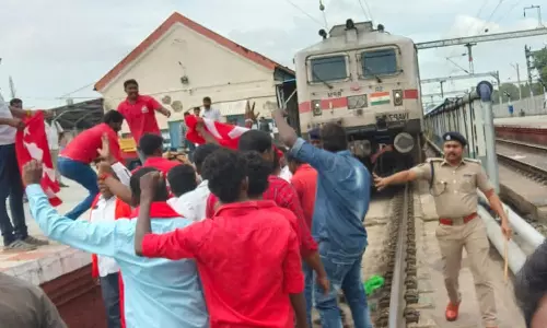 விலைவாசி உயர்வுக்கு எதிர்ப்பு: சேலம் ஜங்ஷனில் ரெயில் மறியல் செய்த 195 பேர் கைது