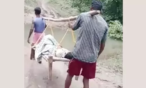 சாலை வசதி இல்லாததால் கர்ப்பிணியை கட்டிலோடு 20 கிலோ மீட்டர் சுமந்து சென்ற அவலம்