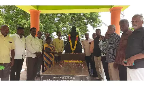 சங்கரதாசு சுவாமிகள் பிறந்த நாள் நினைவிடத்தில் தமிழ் அமைப்பினர் மலரஞ்சலி