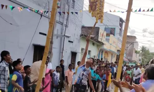 மாரண்டஅள்ளி  ராதாகிருஷ்ணன் கோவிலில் உறியடி திருவிழா