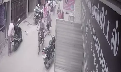 மொபட்டில் இருந்து தங்க கம்மல், செல்போன் திருடியவர் கைது