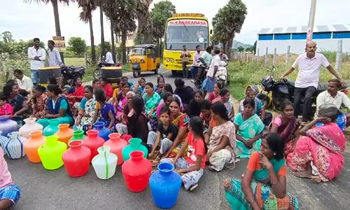 பெண்கள் காலி குடங்களுடன் மறியல்