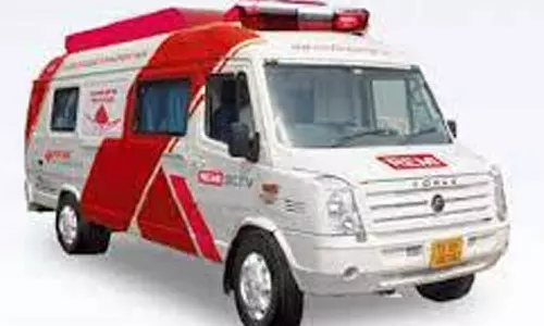 ரத்த சேகரிப்பு வாகனத்திற்குள் பிரதமர் படத்துடன் வைக்கப்பட்ட பிளக்ஸ் அகற்றப்பட்டதால் பரபரப்பு