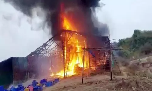 வீட்டின் வாசலில் நிறுத்தி இருந்த 2 மோட்டார் சைக்கிள் எரிந்து நாசம்