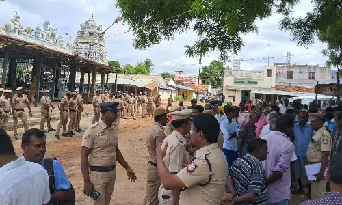 பேளுக்குறிச்சி மாரியம்மன் கோவிலுக்குள் வழிபட முயன்ற பட்டியலின மக்கள்- போலீசார் தடுத்து நிறுத்தியதால் போராட்டம்