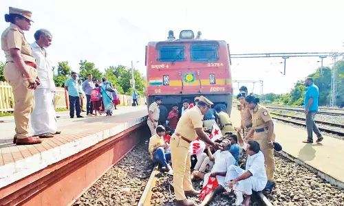 கும்பகோணத்தில் ரெயில் மறியல்: மார்க்சிஸ்டு கம்யூனிஸ்ட் கட்சியினர் கைது